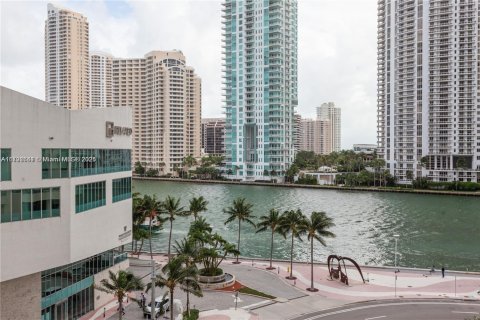 Condo in Miami, Florida, 1 bedroom  № 1874517 - photo 15