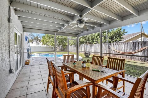 House in Sunrise, Florida 3 bedrooms, 161.19 sq.m. № 2031156 - photo 16