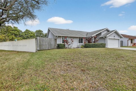 House in Sunrise, Florida 3 bedrooms, 161.19 sq.m. № 2031156 - photo 2