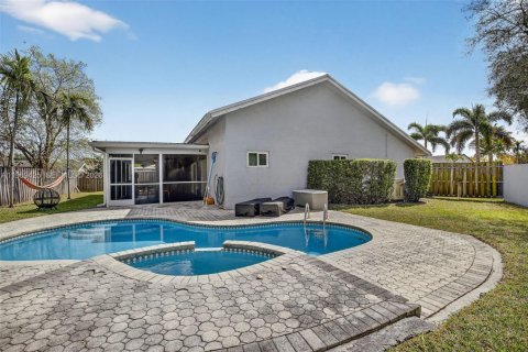 House in Sunrise, Florida 3 bedrooms, 161.19 sq.m. № 2031156 - photo 23