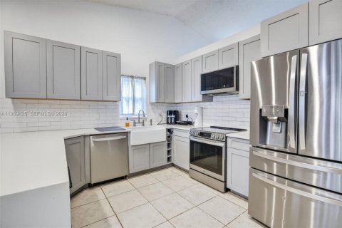 House in Sunrise, Florida 3 bedrooms, 161.19 sq.m. № 2031156 - photo 4