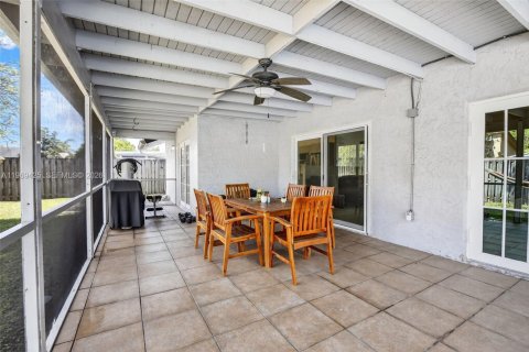 House in Sunrise, Florida 3 bedrooms, 161.19 sq.m. № 2031156 - photo 18