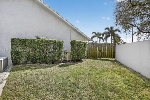 House in Sunrise, Florida 3 bedrooms, 161.19 sq.m. № 2031156 - photo 20