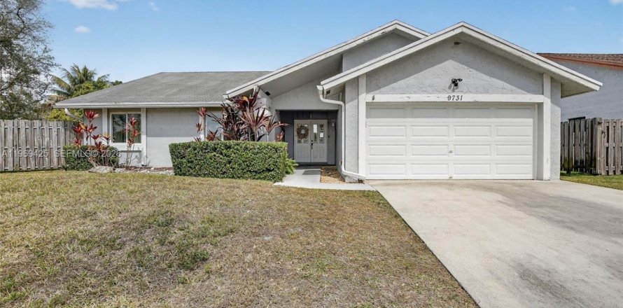 House in Sunrise, Florida 3 bedrooms, 161.19 sq.m. № 2031156