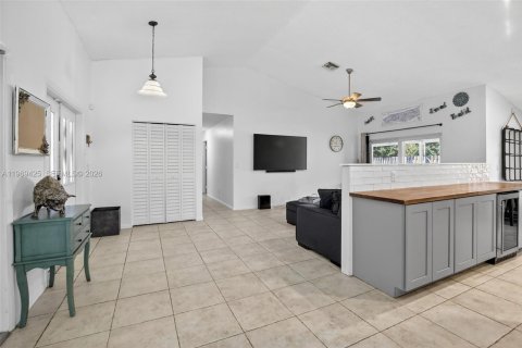 House in Sunrise, Florida 3 bedrooms, 161.19 sq.m. № 2031156 - photo 13