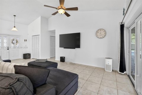 House in Sunrise, Florida 3 bedrooms, 161.19 sq.m. № 2031156 - photo 11