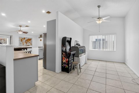 House in Sunrise, Florida 3 bedrooms, 161.19 sq.m. № 2031156 - photo 12