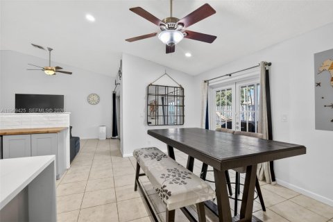 House in Sunrise, Florida 3 bedrooms, 161.19 sq.m. № 2031156 - photo 15