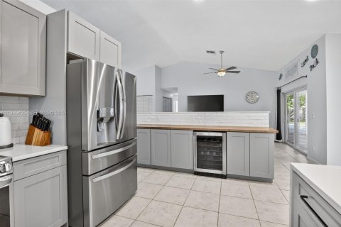 House in Sunrise, Florida 3 bedrooms, 161.19 sq.m. № 2031156 - photo 8