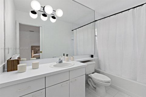 Villa ou maison à louer à Palmetto Bay, Floride: 5 chambres, 405.15 m2 № 2170139 - photo 15