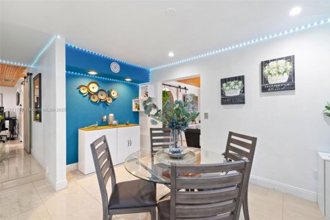 Villa ou maison à vendre à Miami, Floride: 4 chambres, 223.99 m2 № 2018642 - photo 10