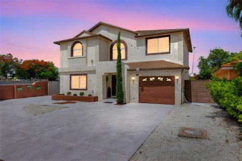 Villa ou maison à vendre à Miami, Floride: 4 chambres, 223.99 m2 № 2018642 - photo 4