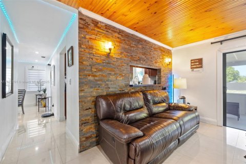 Villa ou maison à vendre à Miami, Floride: 4 chambres, 223.99 m2 № 2018642 - photo 15