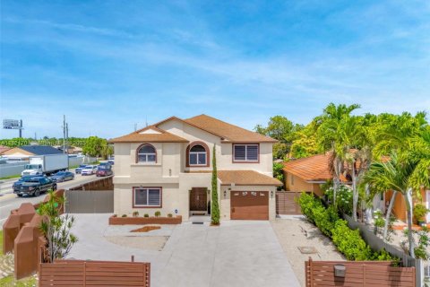 Villa ou maison à vendre à Miami, Floride: 4 chambres, 223.99 m2 № 2018642 - photo 2