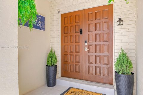 Villa ou maison à vendre à Miami, Floride: 4 chambres, 223.99 m2 № 2018642 - photo 5