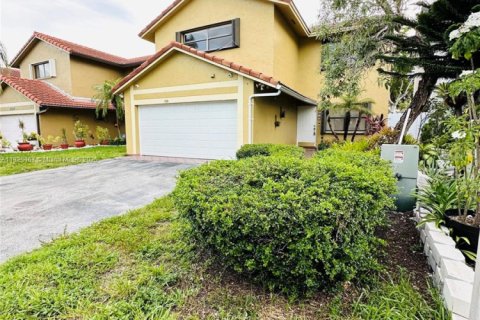 Villa ou maison à vendre à Miami, Floride: 4 chambres, 234.86 m2 № 1792477 - photo 1