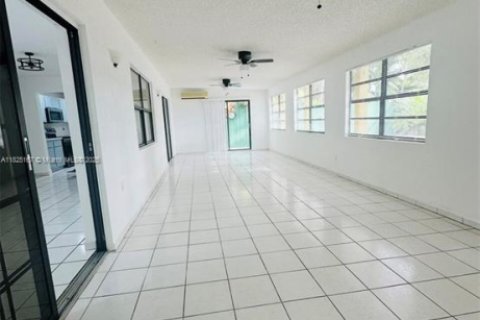 Villa ou maison à vendre à Miami, Floride: 4 chambres, 234.86 m2 № 1792477 - photo 4