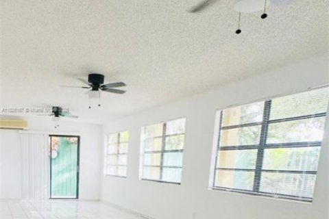 Villa ou maison à vendre à Miami, Floride: 4 chambres, 234.86 m2 № 1792477 - photo 18