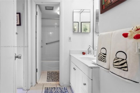 Condominio en venta en Key Biscayne, Florida, 2 dormitorios, 102.66 m2 № 1949562 - foto 24