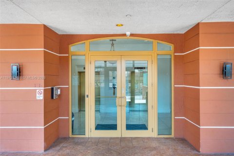 Condo in Miami, Florida, 3 bedrooms  № 2042294 - photo 17