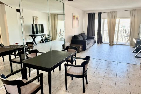 Снять в аренду кондоминиум в Санни-Айлс-Бич, Флорида 1 спальня, 70.79м2, № 1956336 - фото 2