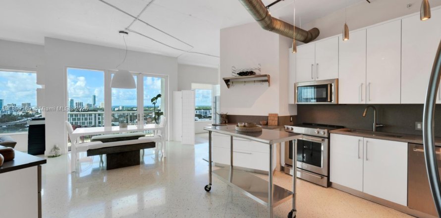 Кондоминиум с 2 спальнями в Майами, Флорида № 1952285