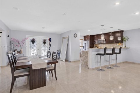 Casa en venta en Weston, Florida, 5 dormitorios, 236.9 m2 № 2168646 - foto 2