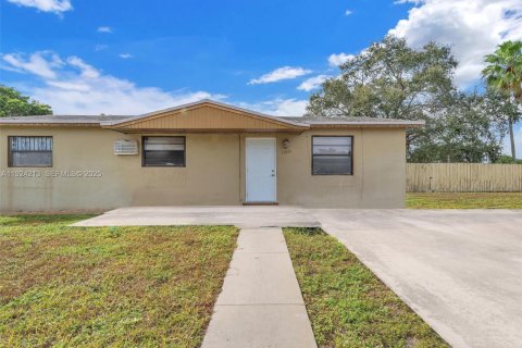 Villa ou maison à vendre à Miami Gardens, Floride: 3 chambres, 104.52 m2 № 1987312 - photo 3