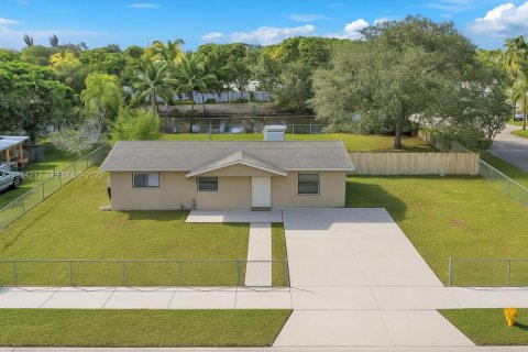 Villa ou maison à vendre à Miami Gardens, Floride: 3 chambres, 104.52 m2 № 1987312 - photo 1