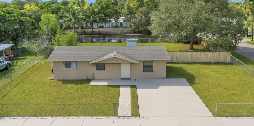 Villa ou maison à Miami Gardens, Floride 3 chambres, 104.52 m2 № 1987312