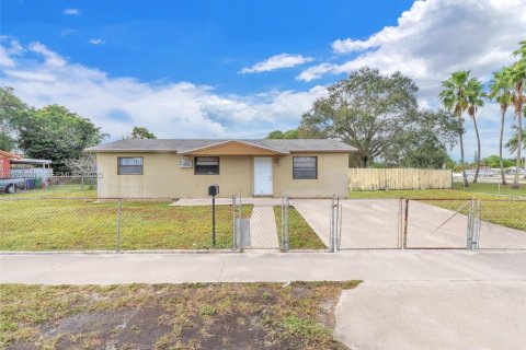 Villa ou maison à vendre à Miami Gardens, Floride: 3 chambres, 104.52 m2 № 1987312 - photo 2