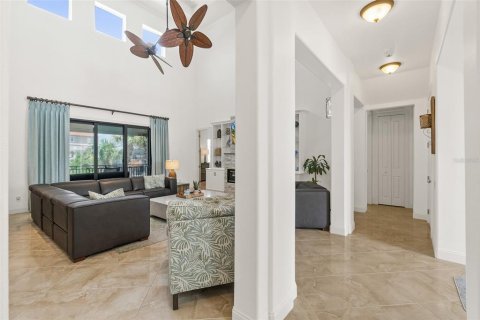 House in Palm Coast, Florida 5 bedrooms, 394.46 sq.m. № 2223459 - photo 21