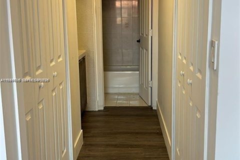 Condo in Doral, Florida, 3 bedrooms № 2062461 - photo 9