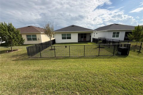 Снять в аренду виллу или дом в Порт-Сент-Луси, Флорида 3 спальни, 157.28м2, № 2034433 - фото 2