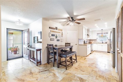 House in New Port Richey, Florida 3 bedrooms, 172.8 sq.m. № 2430358 - photo 23
