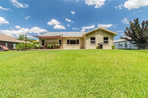 House in New Port Richey, Florida 3 bedrooms, 172.8 sq.m. № 2430358 - photo 4