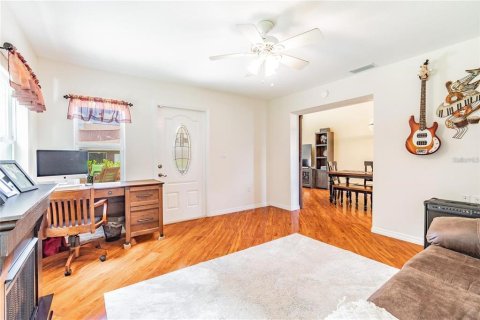 House in New Port Richey, Florida 3 bedrooms, 172.8 sq.m. № 2430358 - photo 14
