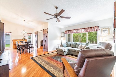 House in New Port Richey, Florida 3 bedrooms, 172.8 sq.m. № 2430358 - photo 8