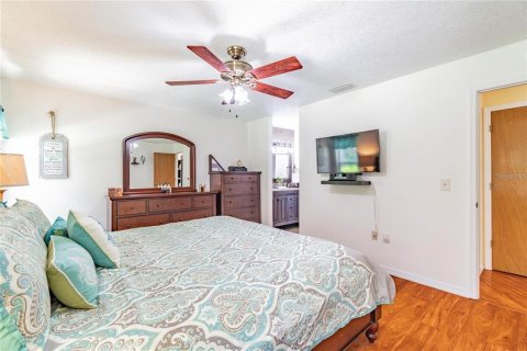 House in New Port Richey, Florida 3 bedrooms, 172.8 sq.m. № 2430358 - photo 25