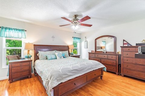 House in New Port Richey, Florida 3 bedrooms, 172.8 sq.m. № 2430358 - photo 24