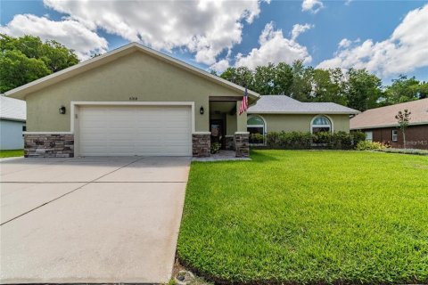 House in New Port Richey, Florida 3 bedrooms, 172.8 sq.m. № 2430358 - photo 2