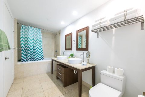 Condo in Miami, Florida, 1 bedroom  № 1487528 - photo 6