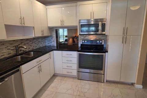 Condo in Tamarac, Florida, 2 bedrooms  № 2191566 - photo 2