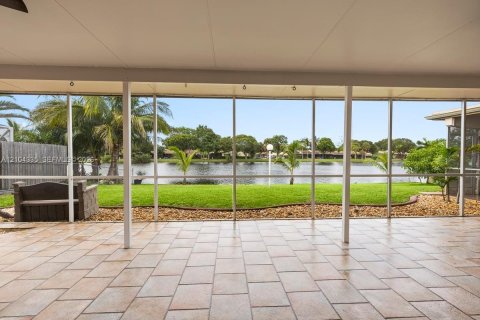 Casa en venta en Pembroke Pines, Florida, 3 dormitorios, 178.09 m2 № 2411999 - foto 2