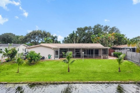 Casa en venta en Pembroke Pines, Florida, 3 dormitorios, 178.09 m2 № 2411999 - foto 3