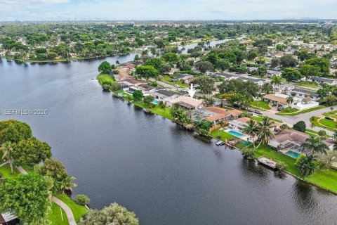 Casa en venta en Pembroke Pines, Florida, 3 dormitorios, 178.09 m2 № 2411999 - foto 19