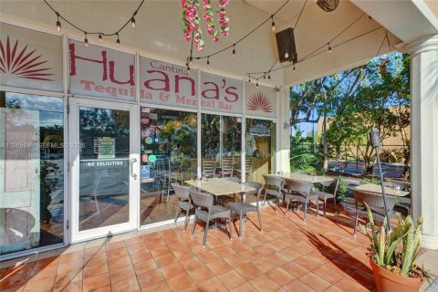 Commercial property in North Miami, Florida № 2081180 - photo 2
