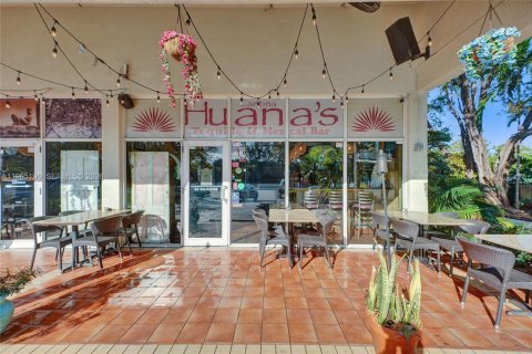 Commercial property in North Miami, Florida № 2081180