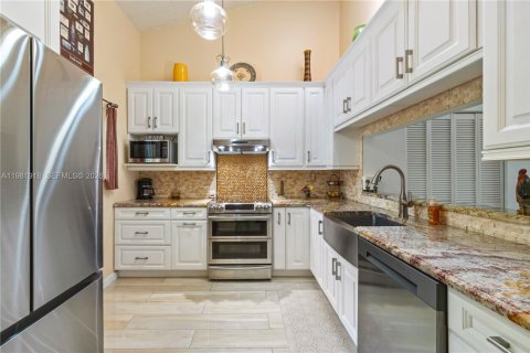 House in Miami, Florida 2 bedrooms, 157.93 sq.m. № 2043195 - photo 5