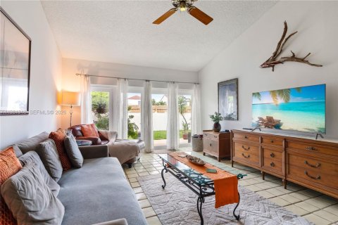 House in Miami, Florida 2 bedrooms, 157.93 sq.m. № 2043195